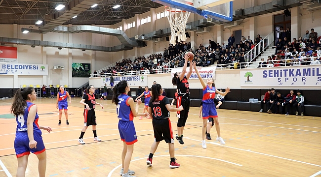 GENÇ KIZLAR BASKETBOL TAKIMI 7 YILDIR ŞAMPİYONLUĞU KİMSEYE BIRAKMIYOR