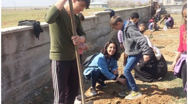 Afşin'de bir öğrencinin girişimiyle yüzlerce fidan toprakla buluştu