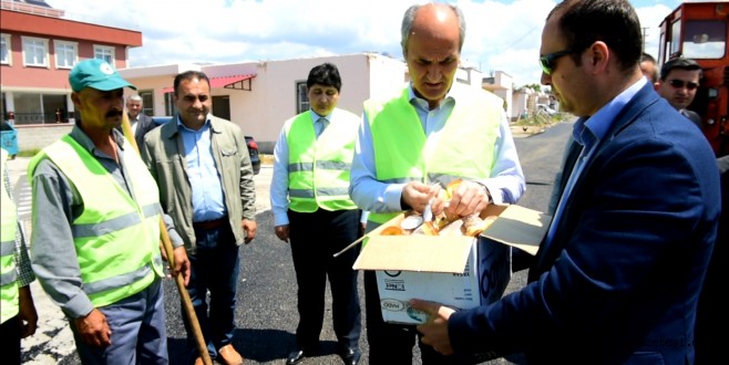 BAŞKAN OKAY'DAN ASFALT İŞÇİLERİNE DONDURMA İKRAMI