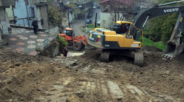 BÜYÜKŞEHİR YOL YAPIM ÇALIŞMALARINA DEVAM EDİYOR