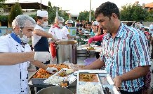 DULKADİROĞLU İFTAR SOFRASINI AKSU MAHALLESİNE KURDU