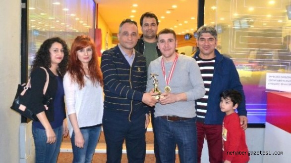 Eğitimciler Piazza'daki Bowling Turnuvasında Yarıştı Stres Attı