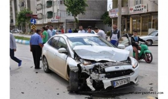 Elbistan'da korkutan kaza! Tarım işçilerinin kamyoneti ile çarpıştı...