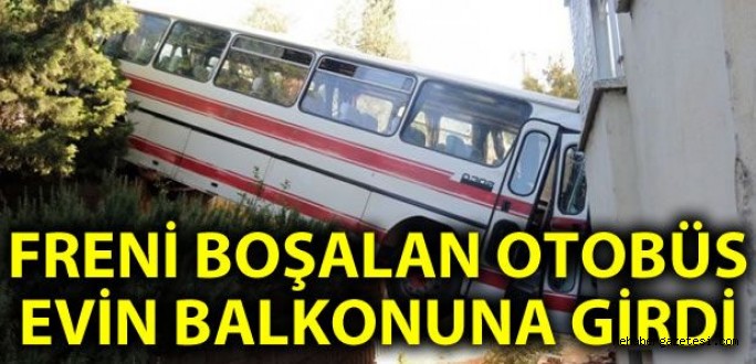 Freni Boşalan Otobüs Evin Balkonuna Girdi