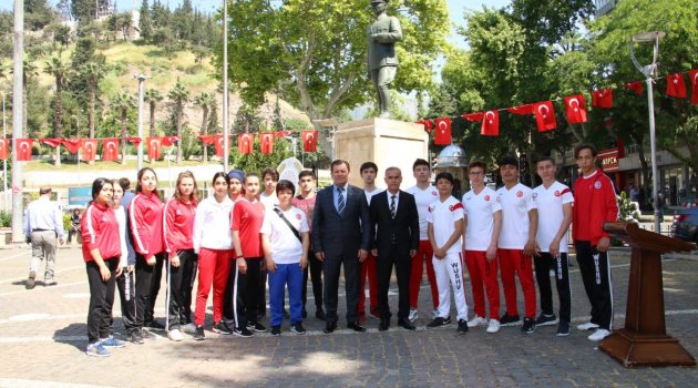 GENÇLİK HAFTASI AÇILIŞI ATATÜRK ANITINA ÇELENK SUNMA TÖRENİ İLE BAŞLADI