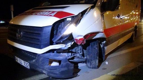 Hasta Taşıyan Ambulans, Otomobile Çarptı