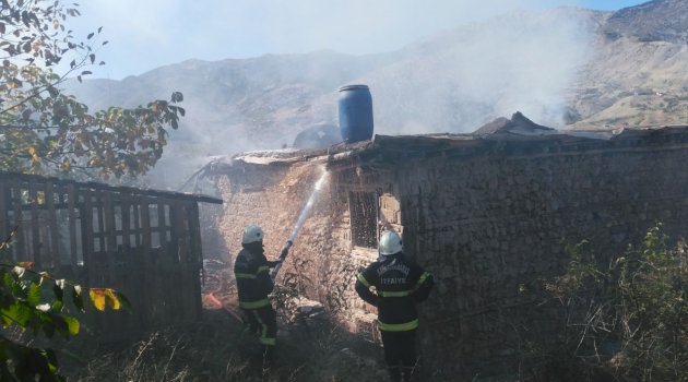 İTFAİYEDEN, AVŞARLI MAHALLESİ'NDEKİ YANGINA BAŞARILI MÜDAHALE