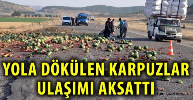 Kahramanmaraş'ta yola dökülen karpuz ulaşımı aksattı....