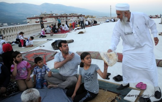 Kahramanmaraşlılar Suriyeli Misafirlerle İftar Sofrasında Buluştu