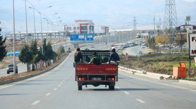 Kamyonet Kasasında Tehlikeli Yolculuk..