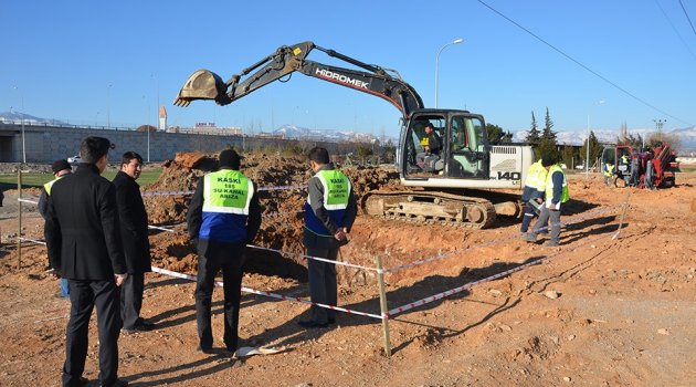 KASKİ 14 METRE DERİNE KANALİZASYON HATTI DÖŞÜYOR