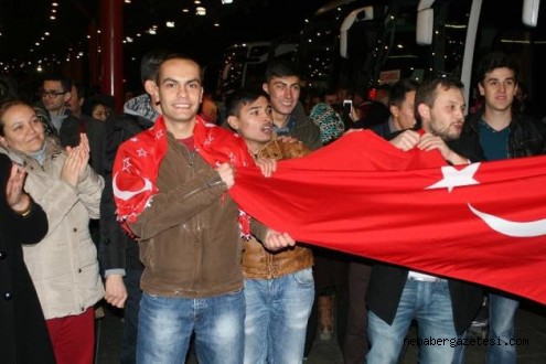 'Kınalı Kuzular', İstiklal Marşı İle Birliklerine Uğurlanıyor