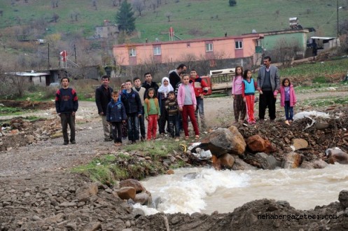 Köprü Yıkıldı Öğrenciler Okula Gidemedi...