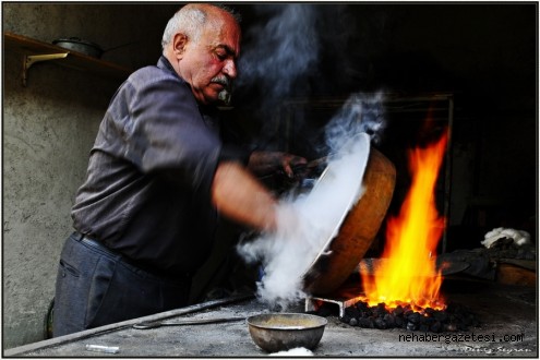 Ocak başında orucunu aksatmayan bakır ustaları....