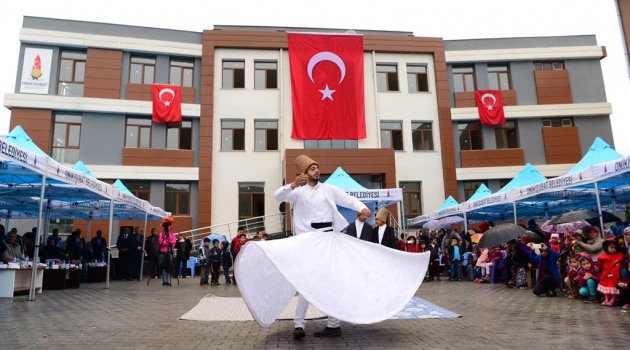 Onikişubat Belediyesi ve Milli Eğitim Müdürlüğü işbirliği ile Dönüklü Mahallesi İmam Hatip Ortaokulu'nda Kutlu Doğum Programı düzenlendi.