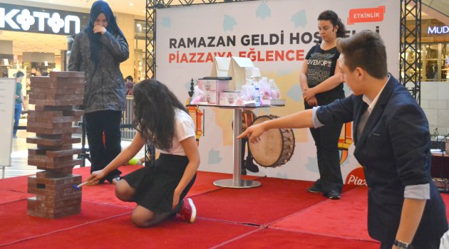 Piazza'da Ramazan çok renkli