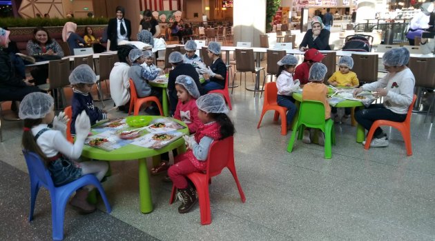 Piazza'nın minik ziyaretçileri pizza yaptı