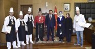 BAŞKAN ERKOÇ YEMEK YARIŞMASI ŞAMPİYONLARINI KABUL ETTİ