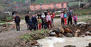 Köprü Yıkıldı Öğrenciler Okula Gidemedi...