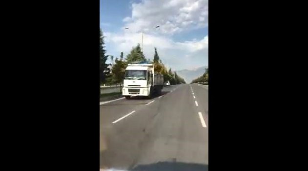 Ters Şeritte İlerleyen Kamyon Trafiği Tehlikeye Soktu..