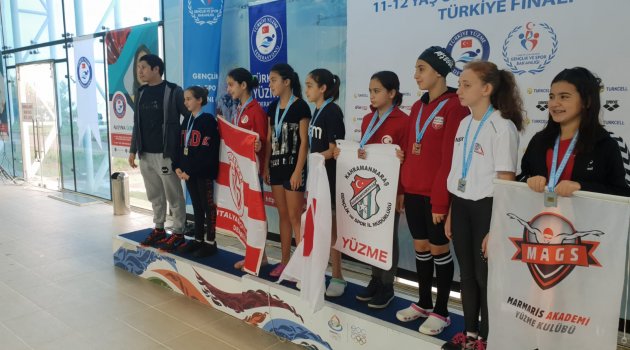 YÜZMEDE SPORCULARIMIZDAN GÜMÜŞ VE BRONZ MADALYA